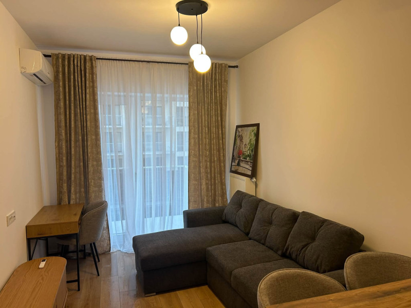 202610208-R15038-bej